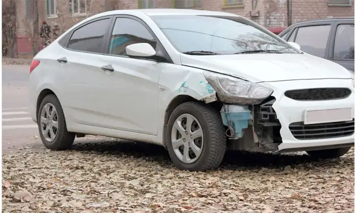 Weiße Limousine mit Motorschaden in Thannhausen (Schwaben)